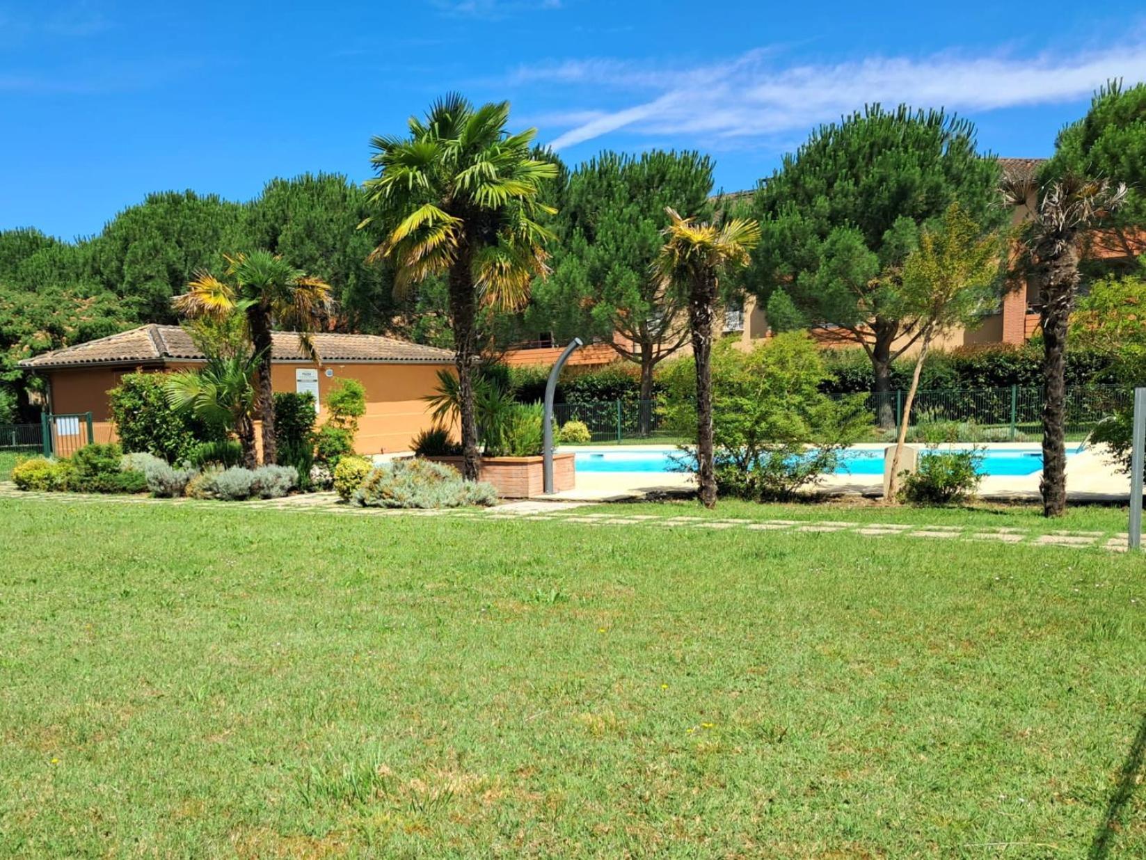 Le Montauriol - Logement Avec Terrasse - Piscine -Tennis - Place De Parking Privee Apartment Montauban Bagian luar foto